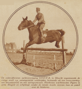 873544 Afbeelding van wachtmeester Pijpers die met zijn paard een hindernis neemt tijdens de samengestelde wedstrijden, ...
